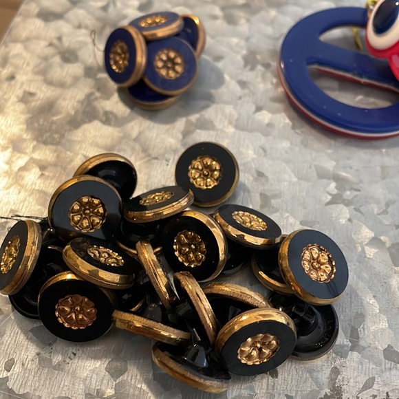 Vintage Buttons!! - Picture 7 of 11